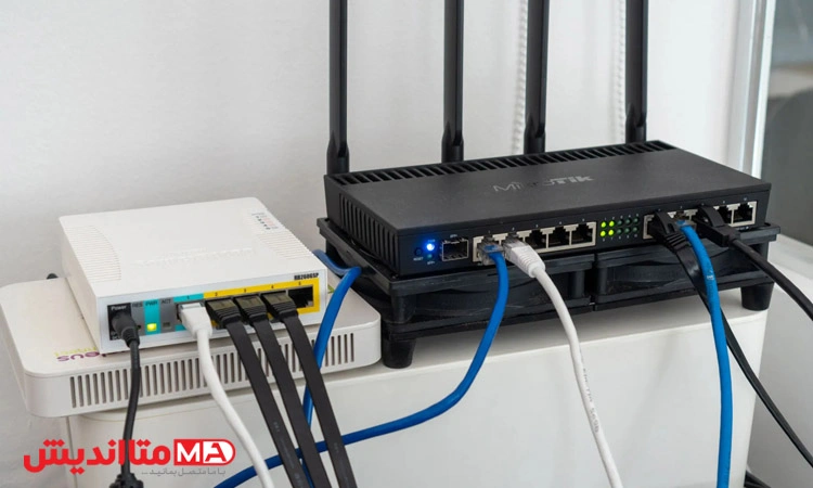 پس از اتصال و دسترسی اولیه به روتر، انجام تنظیمات پایه و ایجاد شبکه محلی اهمیت دارد. شامل تعریف آدرس های IP، مشخص کردن نقش پورت ها و ایجاد ارتباط صحیح میان اجزای شبکه است.