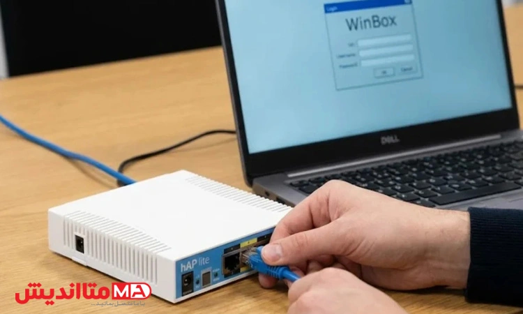 عکس از پلاگ کردن کابل کت سیکس به دست کاربر در روتر میکروتیک کوچک